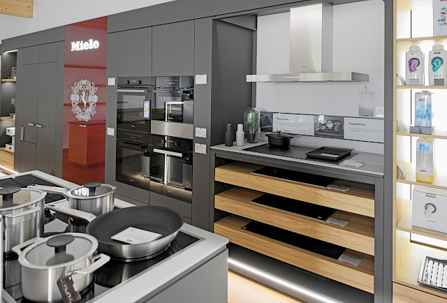 Innenansicht des Ausstellungsraums von Hausgeräte Schmid. Verschiedene Backöfen und Herdeflächen.