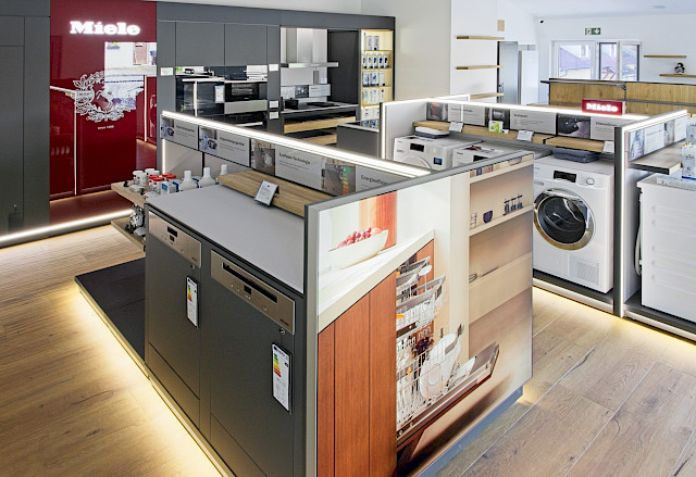 Innenansicht des Ausstellungsraums von Hausgeräte Schmid. Verschiedene Spülmaschinen und Waschmaschinen.
