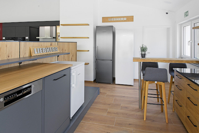 Innenansicht des Ausstellungsraums von Hausgeräte Schmid. Verschiedene Spülmaschinen und Kühlschränke.n.