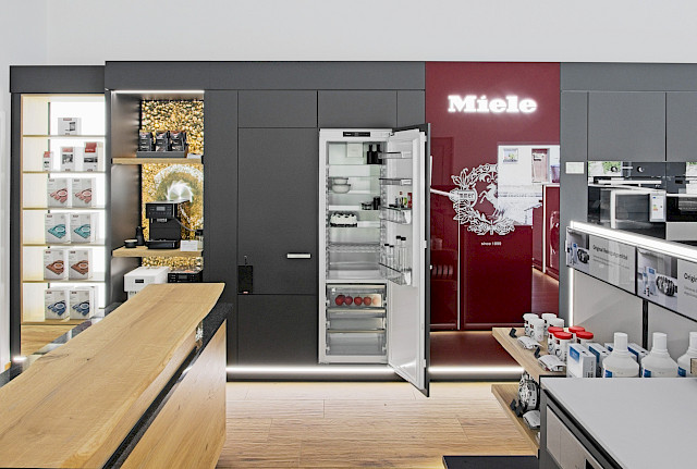 Innenansicht des Ausstellungsraums von Hausgeräte Schmid. Kühlschränke, Kaffeemaschinen und Zubehör.